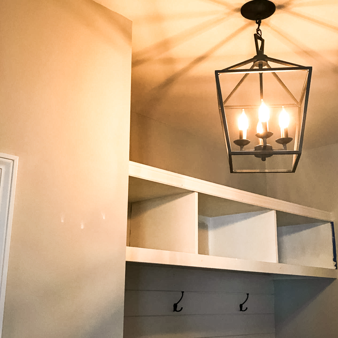 How to Install a Mudroom Bench - I'm Fixin' To - @mbg0112