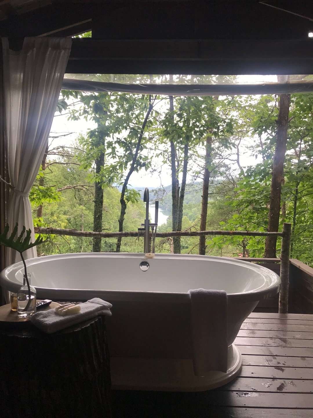 bathtub overlooking the Fontana lake