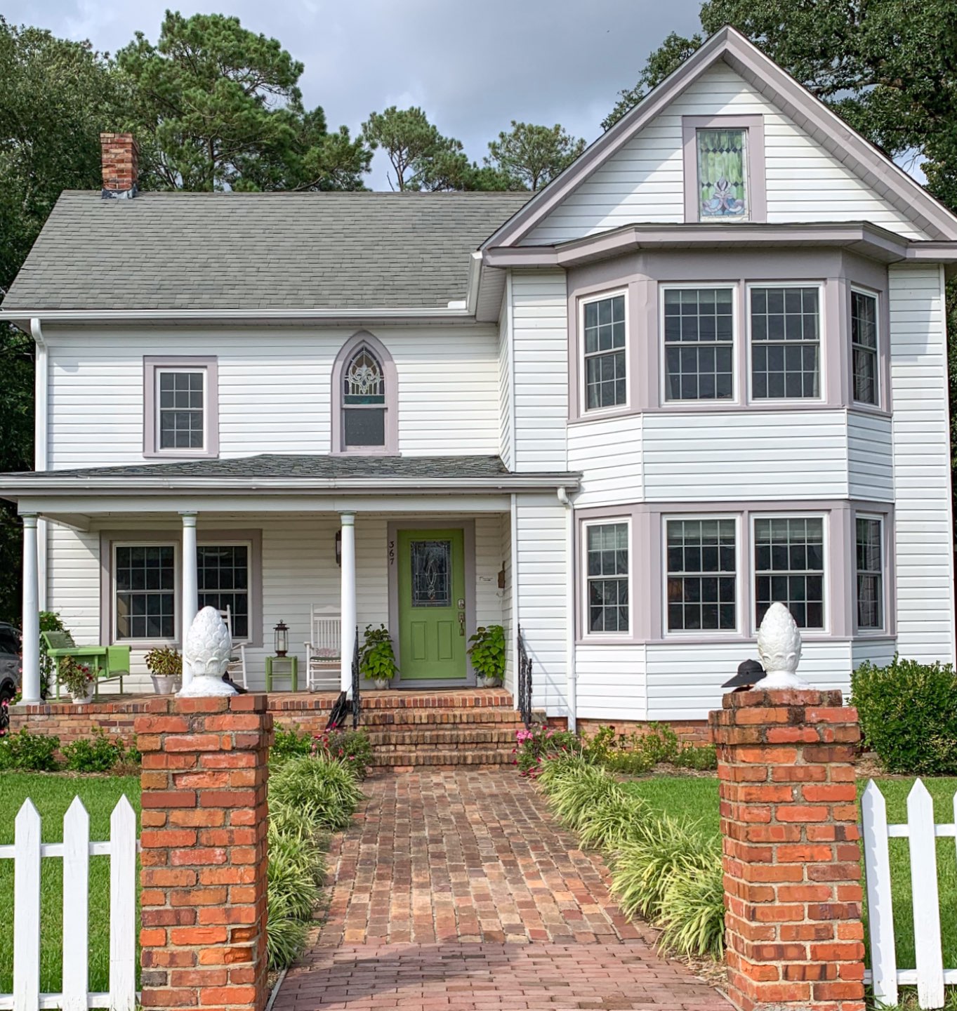 North Carolina Favorite: Between Water and Main Bed & Breakfast in Belhaven - I'm Fixin' To - @mbg0112 | North Carolina Favorite: Between Water and Main Bed & Breakfast in Belhaven by popular North Carolina Blogger, I'm Fixin' To: image of the exterior of Between Water and Main Bed and Breakfast.