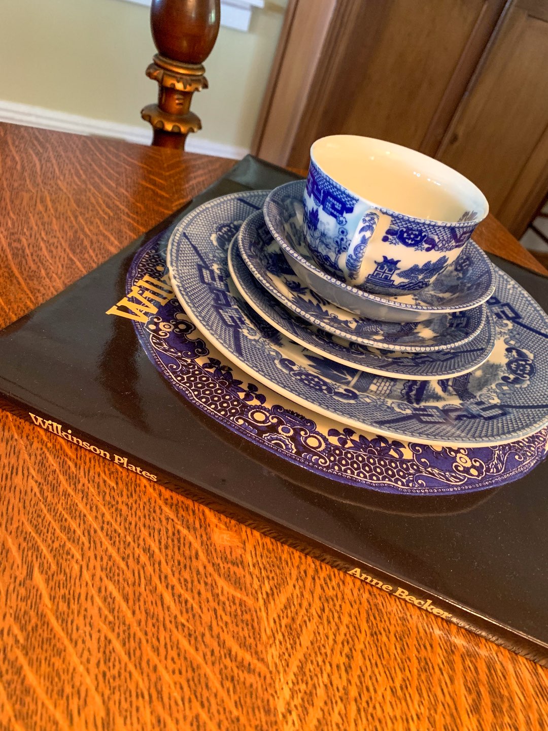 North Carolina Favorite: Between Water and Main Bed & Breakfast in Belhaven - I'm Fixin' To - @mbg0112 | North Carolina Favorite: Between Water and Main Bed & Breakfast in Belhaven by popular North Carolina Blogger, I'm Fixin' To: image of oriental glassware at Between Water and Main Bed and Breakfast.
