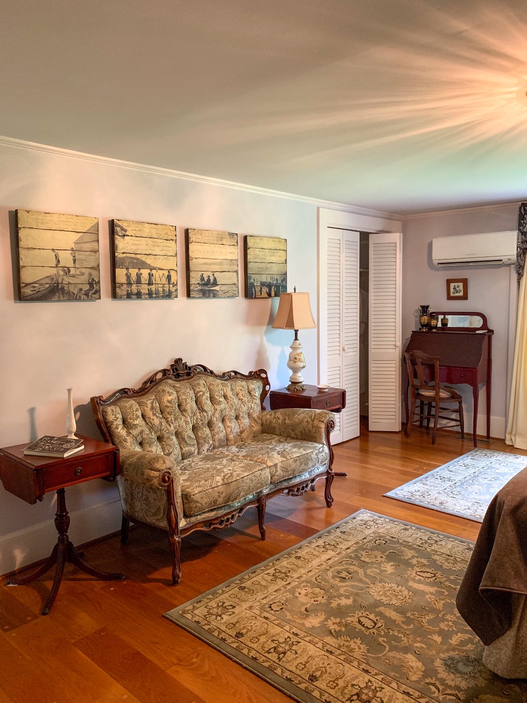 North Carolina Favorite: Between Water and Main Bed & Breakfast in Belhaven - I'm Fixin' To - @mbg0112 | North Carolina Favorite: Between Water and Main Bed & Breakfast in Belhaven by popular North Carolina Blogger, I'm Fixin' To: image of a antique love seat at Between Water and Main Bed and Breakfast.