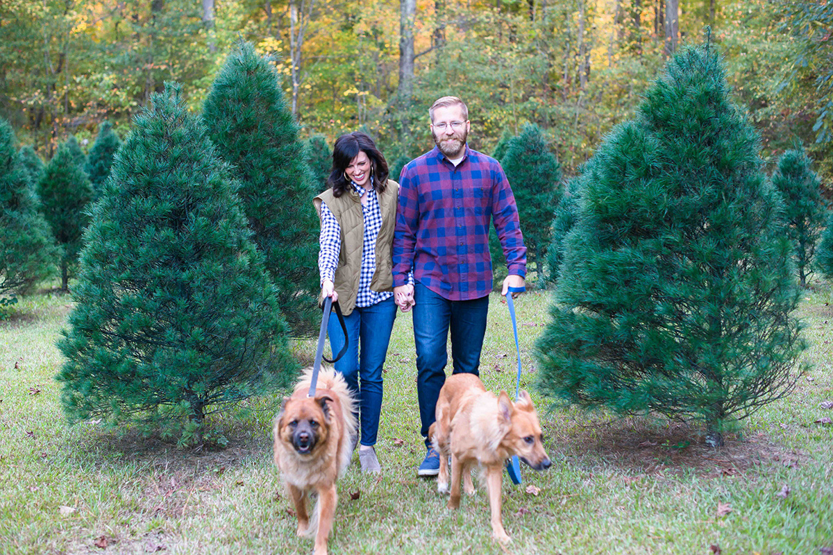 How to Pose for Family Pictures for your Holiday Cards, tips featured on top US life and style blog, I'm Fixin' To