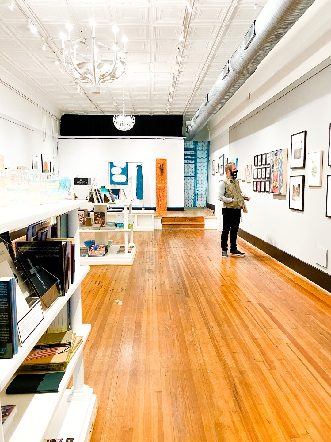 Date Night at the The Streetery in Downtown Durham - I'm Fixin' To - @mbg0112 |The Streetery in Downtown Durham by popular N.C. blog, I'm Fixin' To: image of the PS118 gallery and event space. 