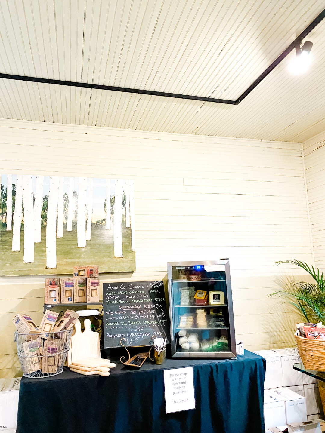 Western NC Wineries: 6 Wineries to Visit During your Next Girls' Weekend - I'm Fixin' To - @mbg0112 |Western NC Wineries by popular NC blog, I'm Fixin' To: image of cheese and crackers at Grassy Creek Vineyard and Winery. 