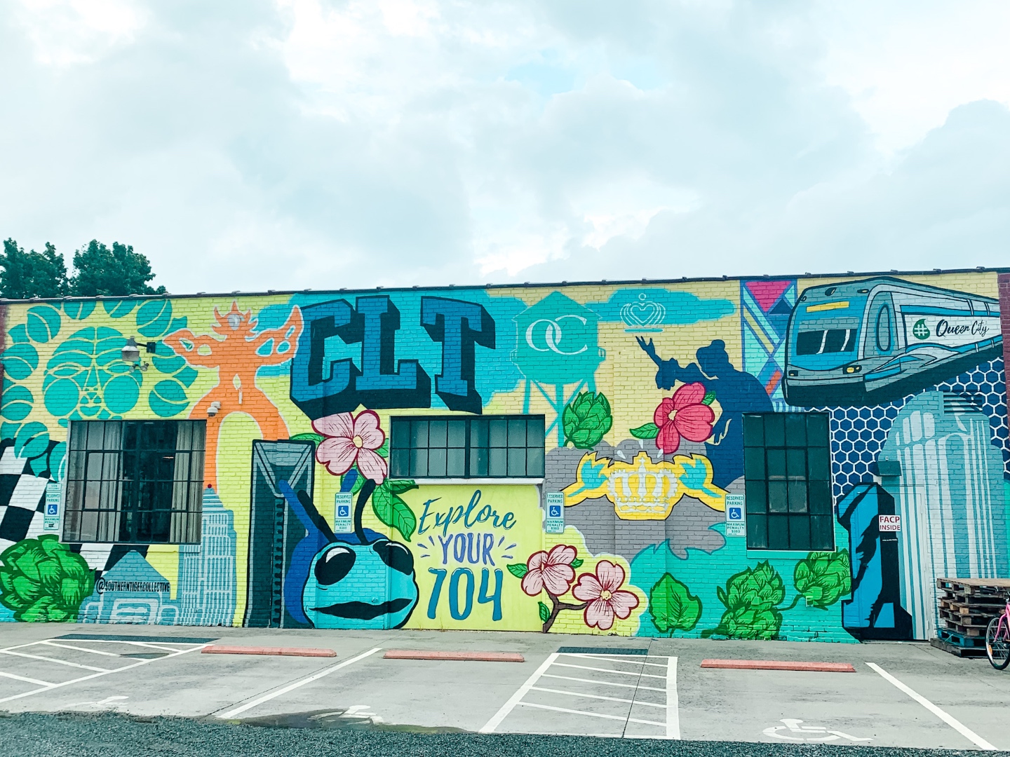 2020, a Year in Review: our Travel Adventures - I'm Fixin' To - @imfixintoblog |Year in Review by popular NC travel blog, I'm Fixin' To: image of a wall mural in Charlotte.
