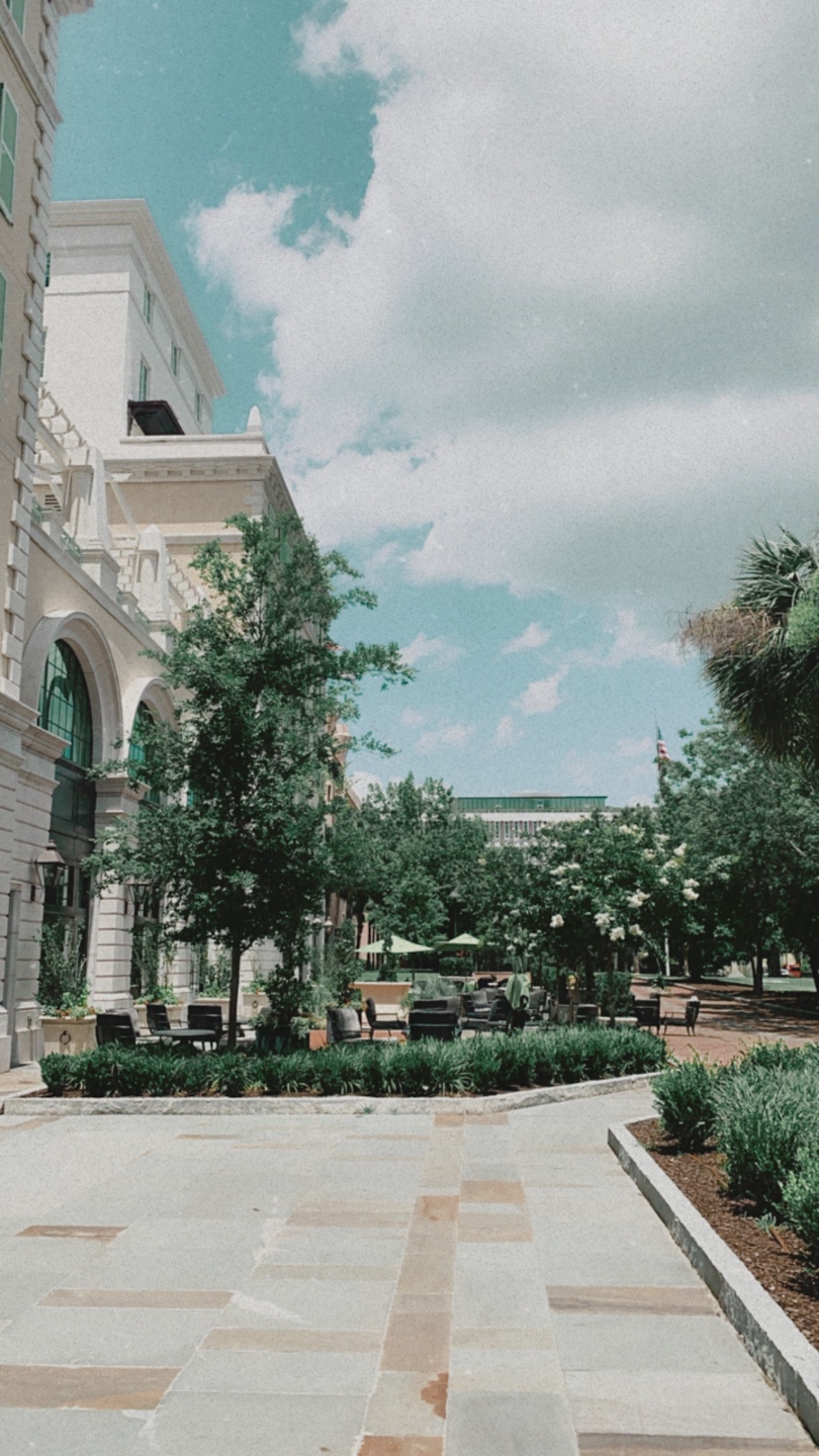 2020, a Year in Review: our Travel Adventures - I'm Fixin' To - @imfixintoblog |Year in Review by popular NC travel blog, I'm Fixin' To: image of a white building in Charleston.