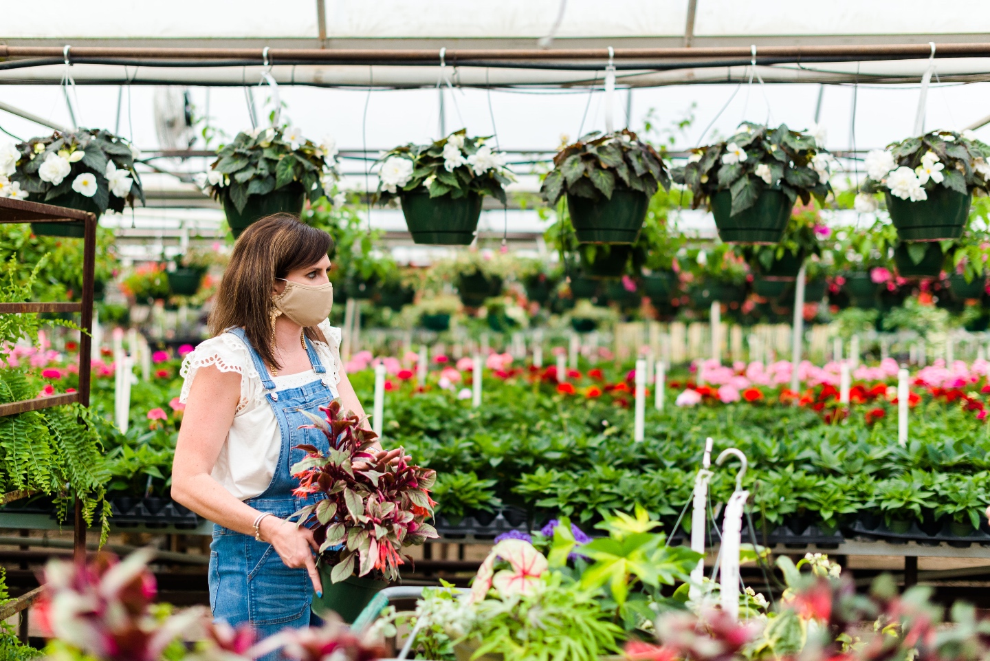 5 Spring Planting Tips with Fairview Garden Center - I'm Fixin' To - @imfixintoblog |Best Plants to Plant in Spring by popular NC lifestyle blog: image of a woman holding some plants at the Fairview Garden Center. 