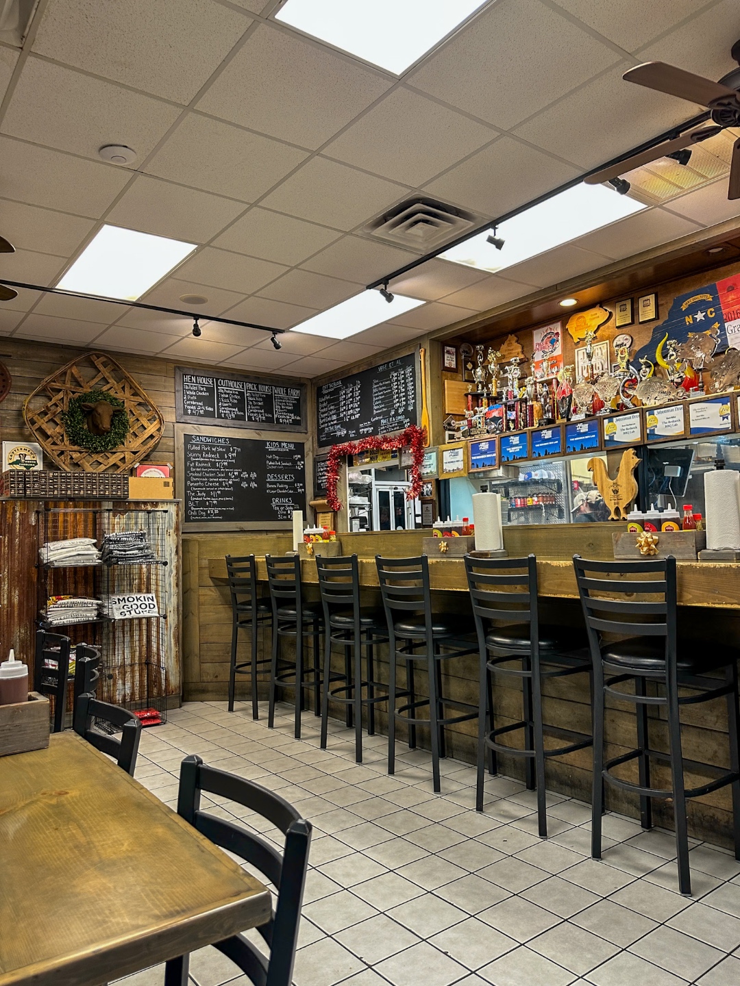 Redneck BBQ Lab interior