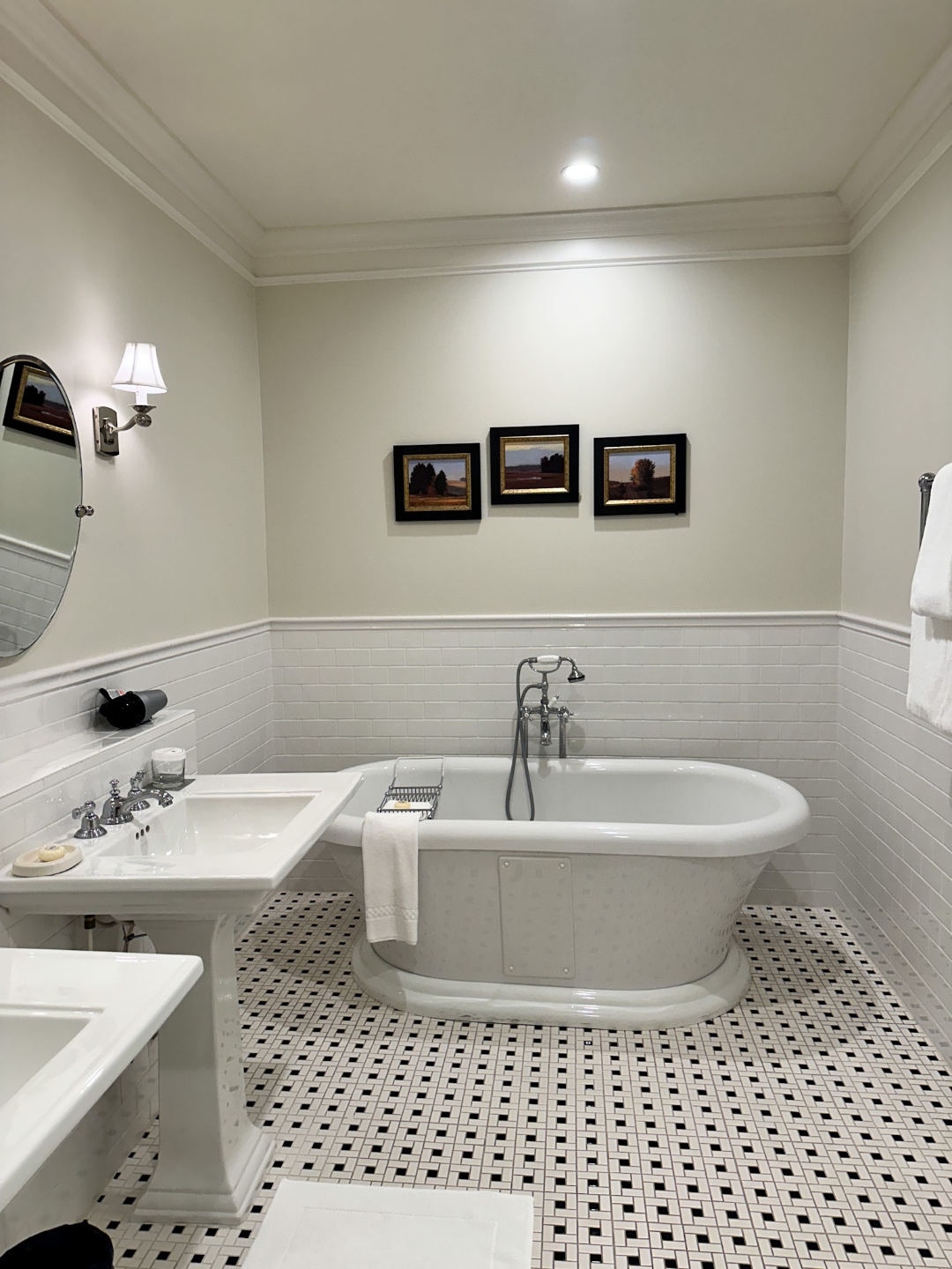 bathroom with tub